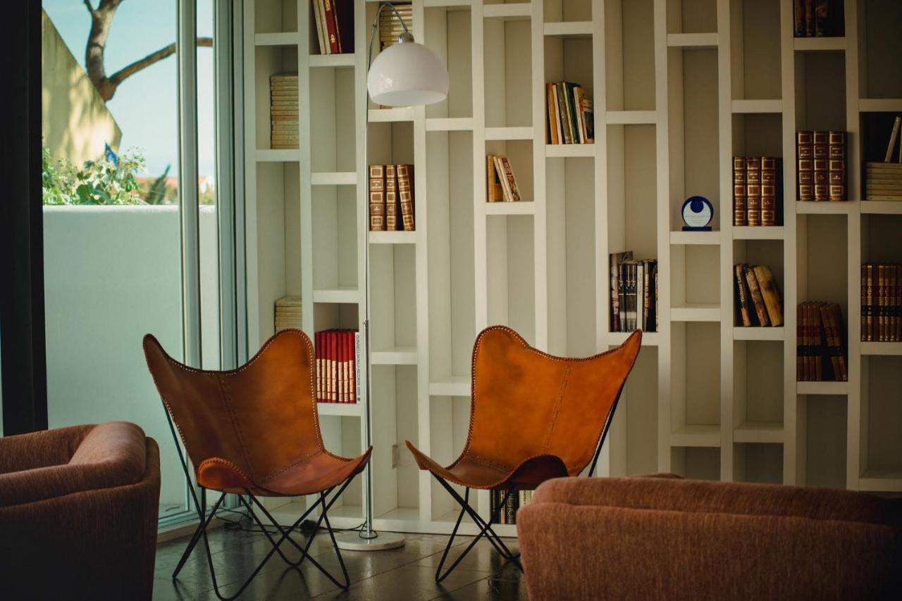 A House In Estoril - Adults Only Hotel Bagian luar foto Library